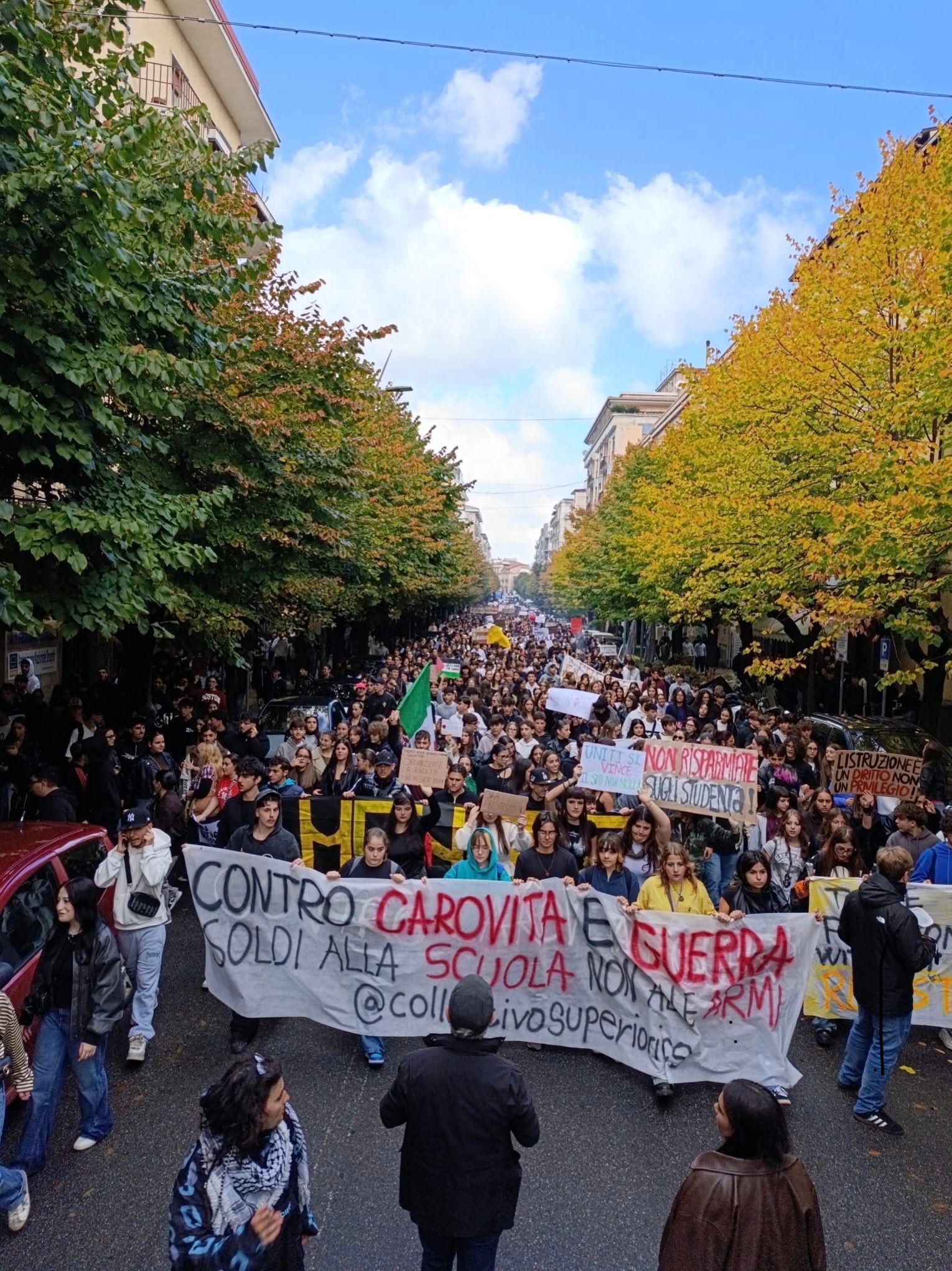 Italie: ⚡️🇮🇹🚨À Cosenza, ce matin, des milliers d'étudiants sont descendus... 3