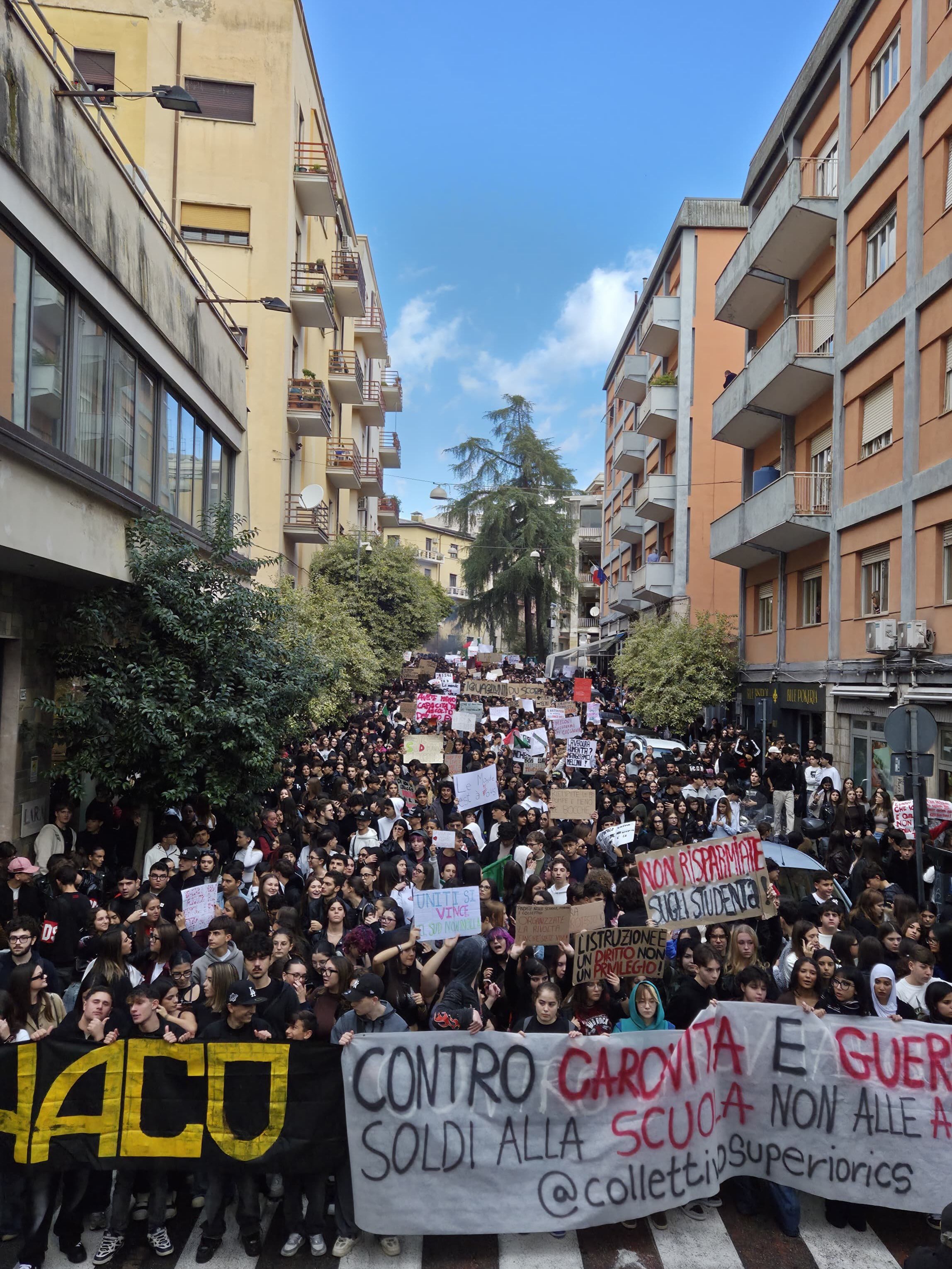 Italie: ⚡️🇮🇹🚨À Cosenza, ce matin, des milliers d'étudiants sont descendus... 2