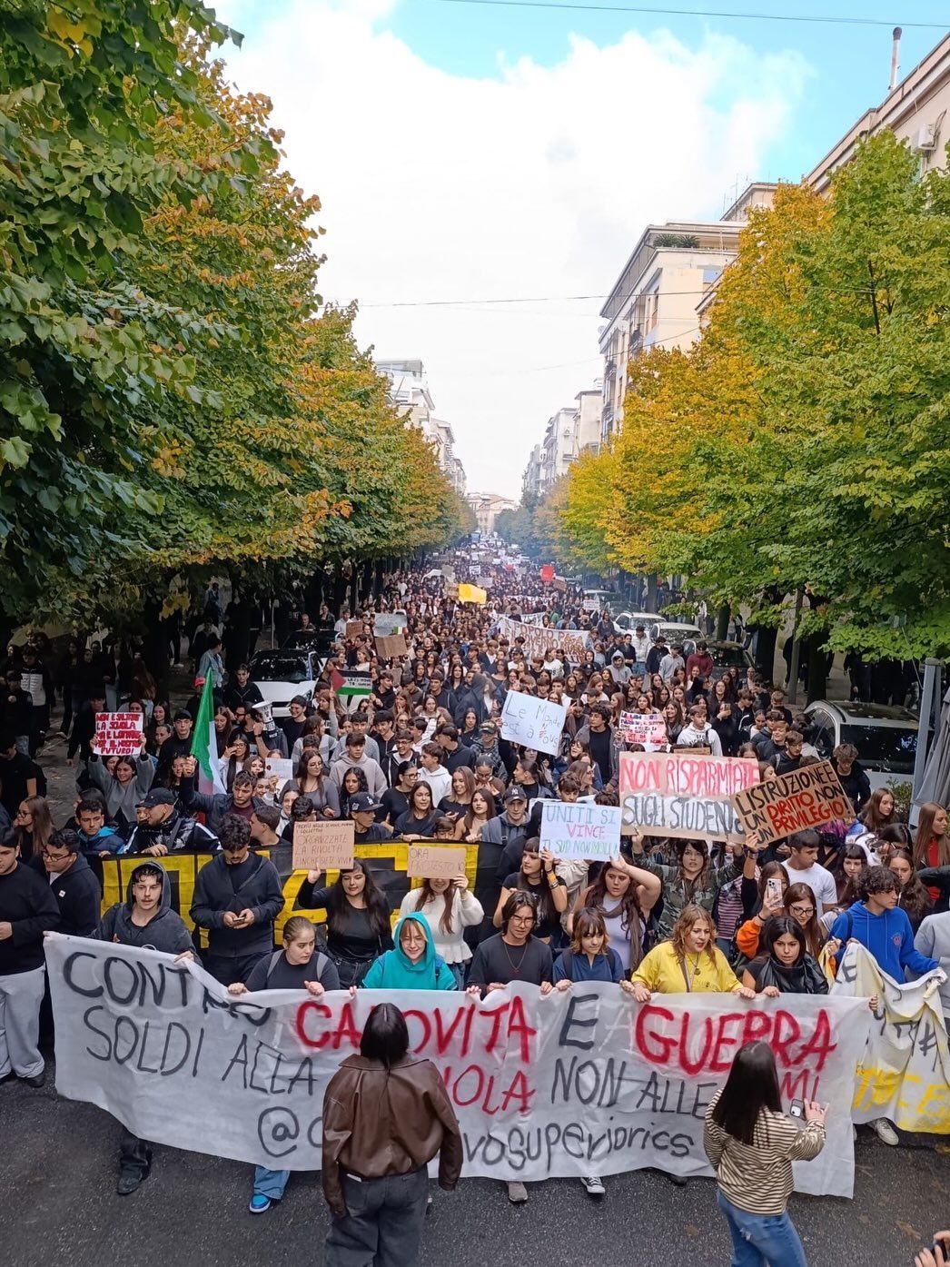 Italie: ⚡️🇮🇹🚨À Cosenza, ce matin, des milliers d'étudiants sont descendus...