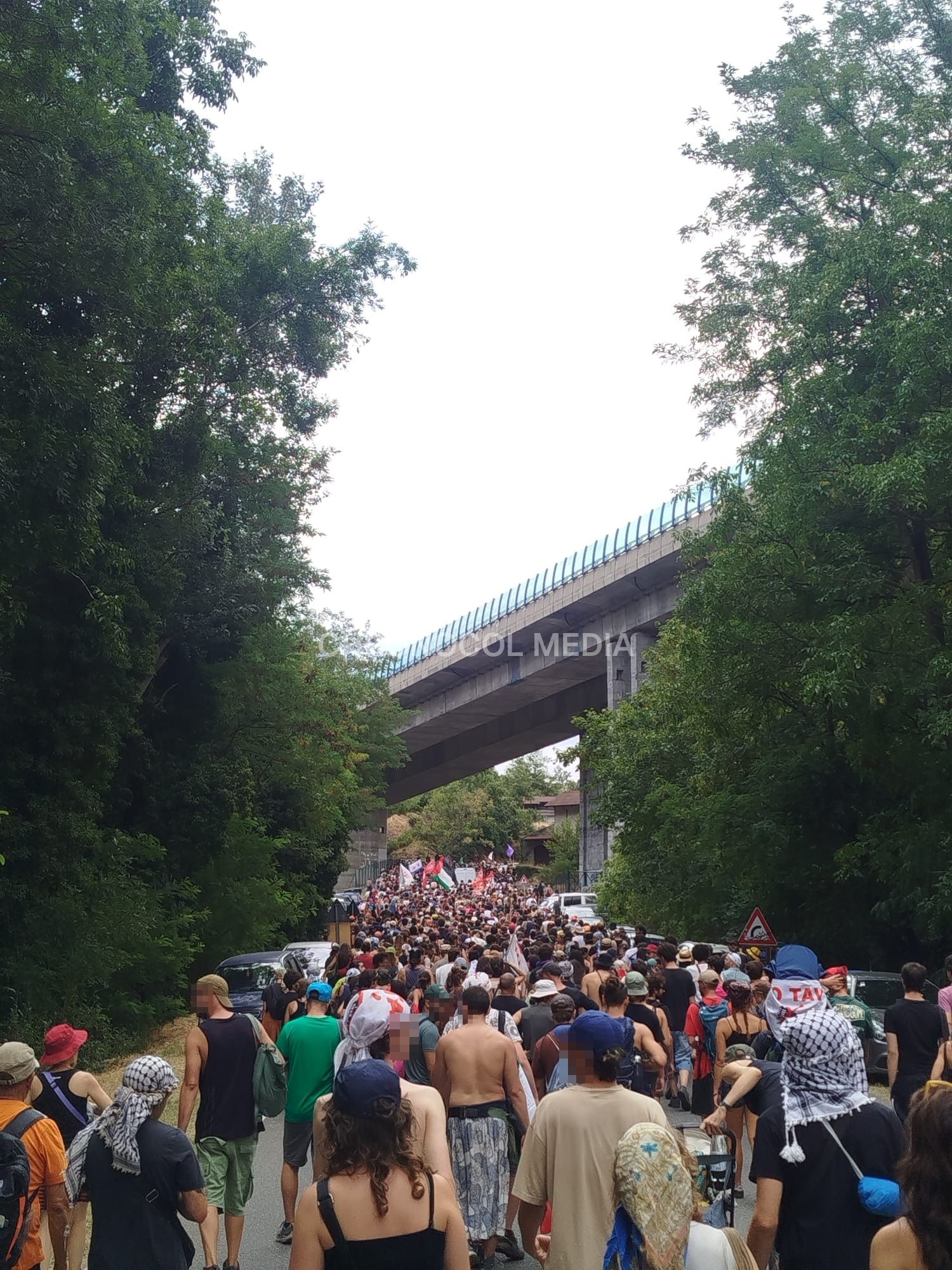 Italia: ⚡️🇮🇹🚩 È partito da poco il corteo conclusivo del Festival Alta Fel... 2