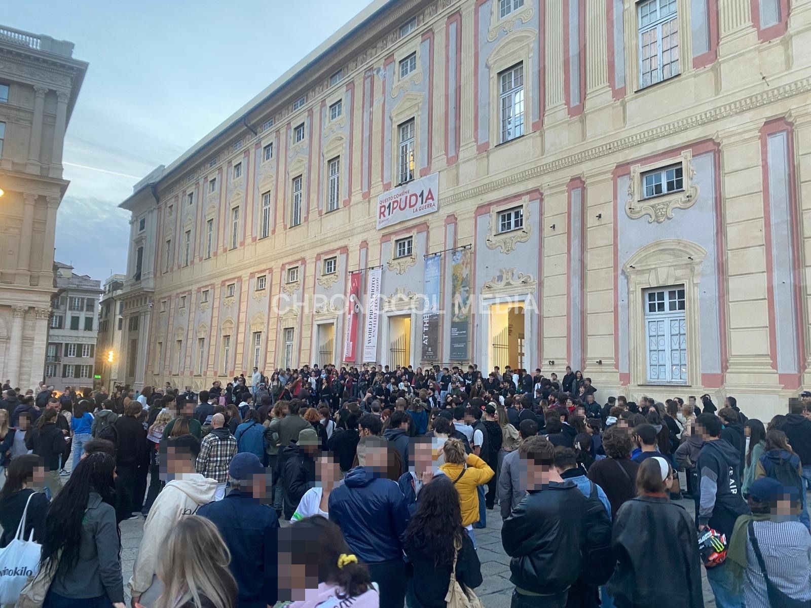 Proteste Caro Vita: ⚡️🇮🇹🔥A Genova è in corso un pre concentramento in piazza de Ferrar...