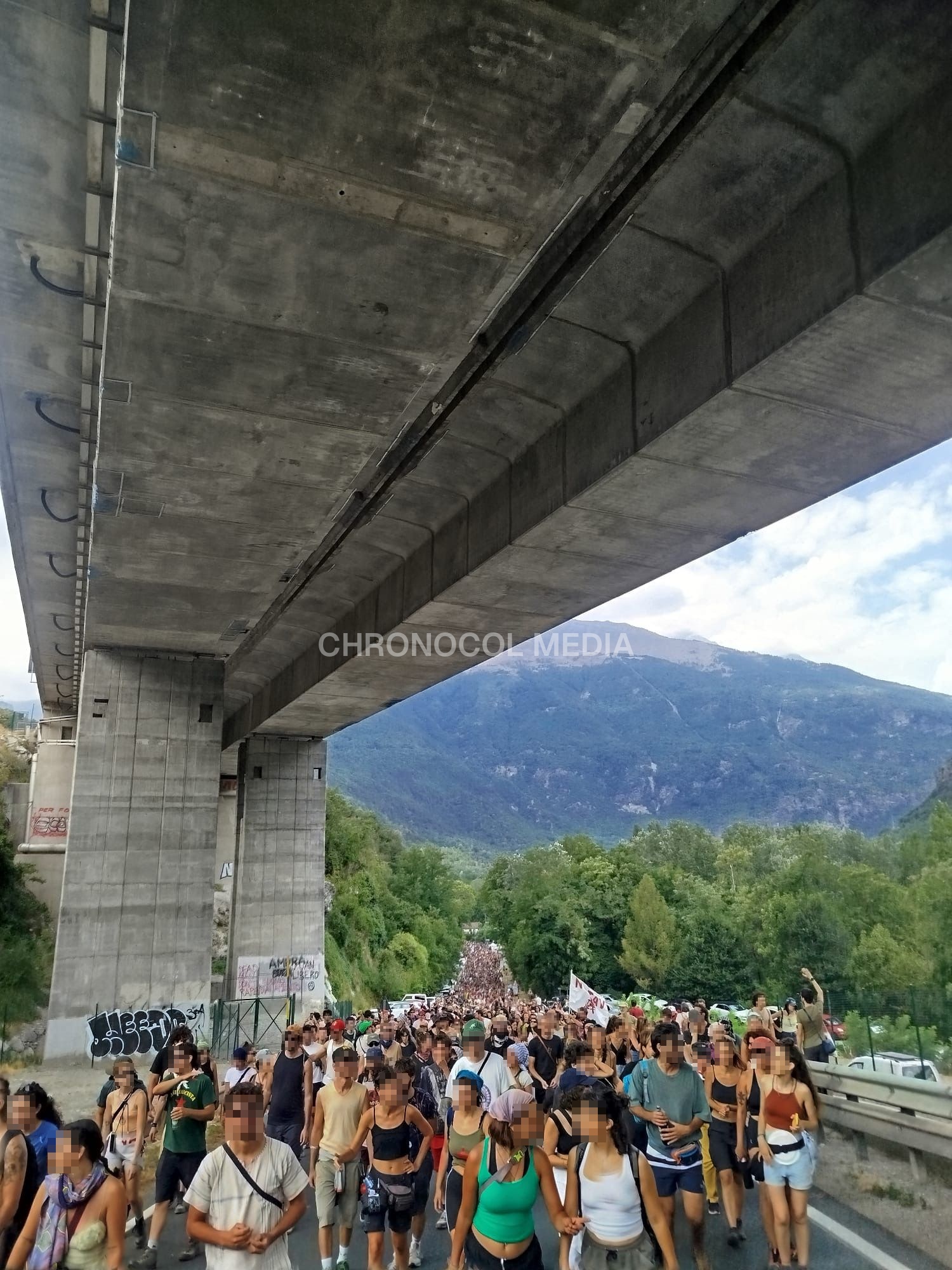 Italia: ⚡️🇮🇹🚩 È partito da poco il corteo conclusivo del Festival Alta Fel...