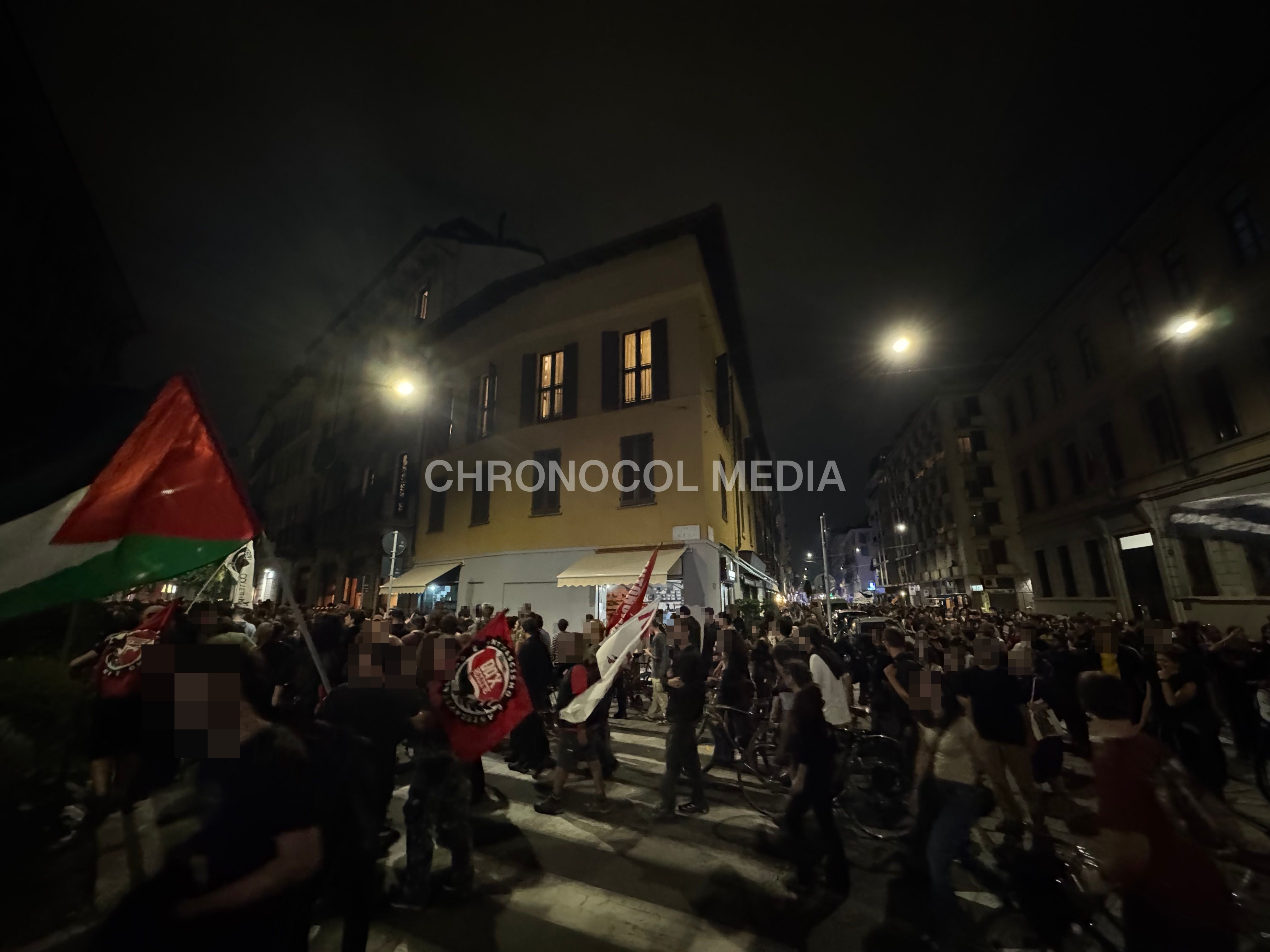⚡️🇮🇹🔥 Milhares de pessoas estão participando do cortejo que partiu do presidio antif...