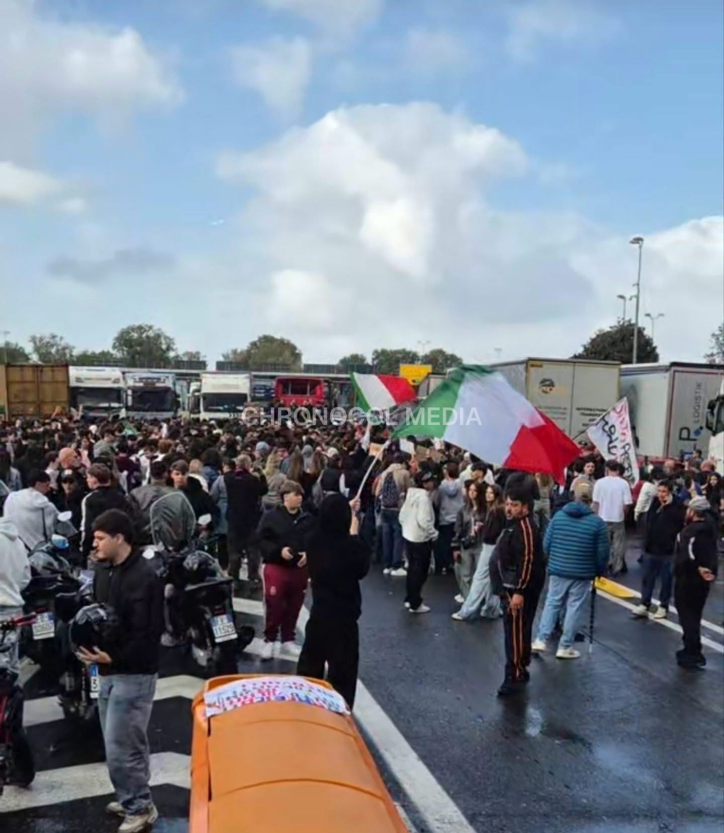 Proteste Caro Vita: ⚡️🇮🇹🚨 Sono in corso diverse manifestazioni studentesche in Campani...