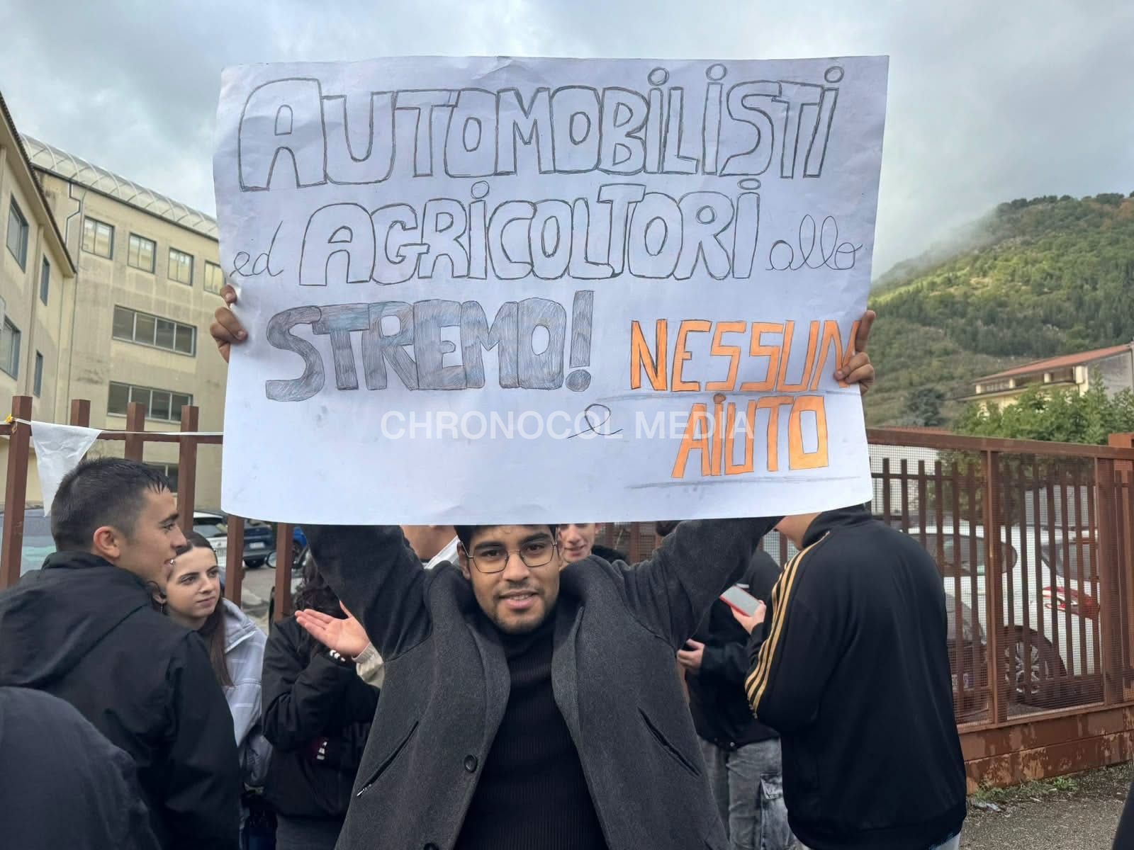 Proteste Caro Vita: ⚡️🇮🇹🚨 Sono in corso diverse manifestazioni studentesche in Campani... 3