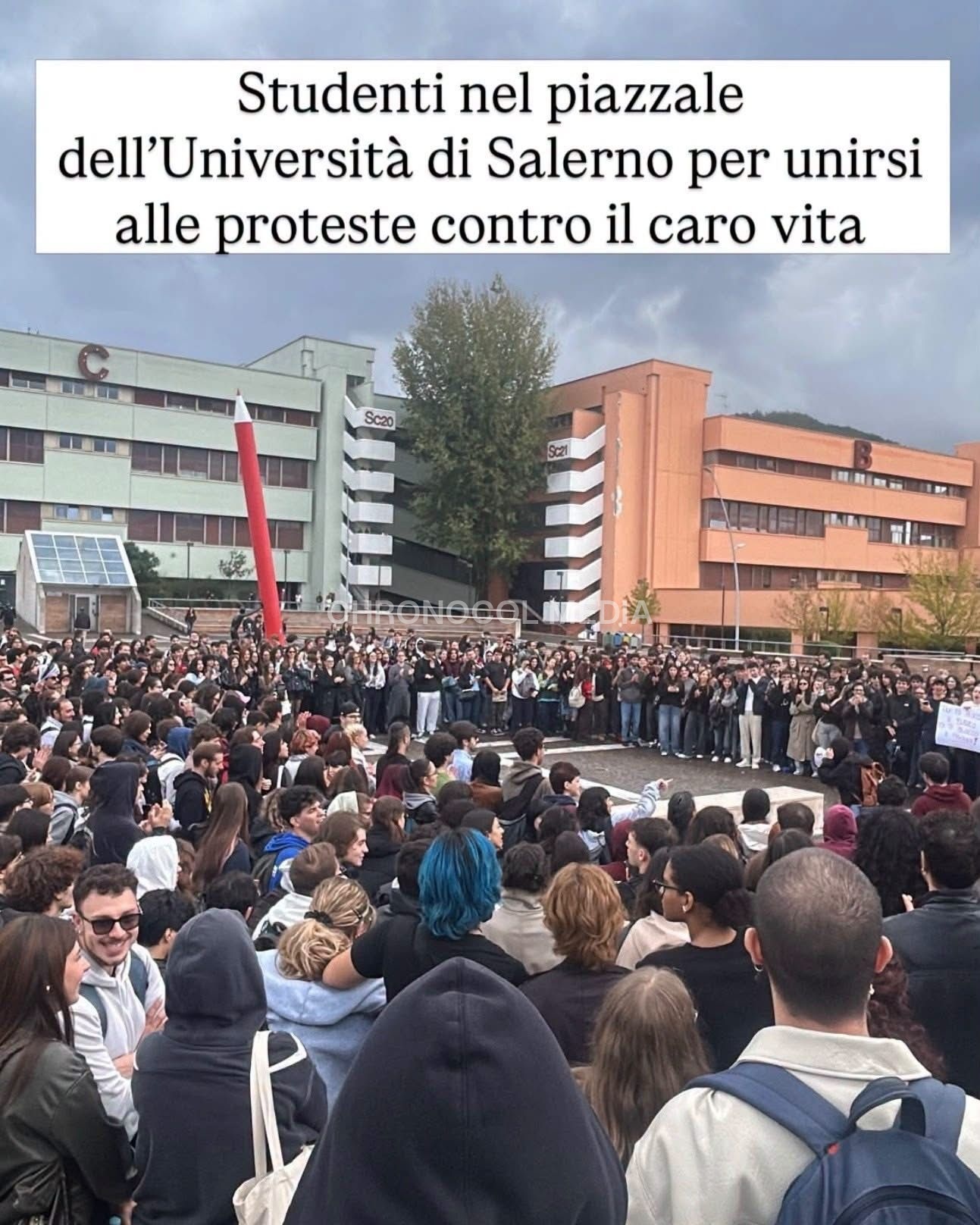Proteste Caro Vita: ⚡️🇮🇹🚨 Sono in corso diverse manifestazioni studentesche in Campani... 2