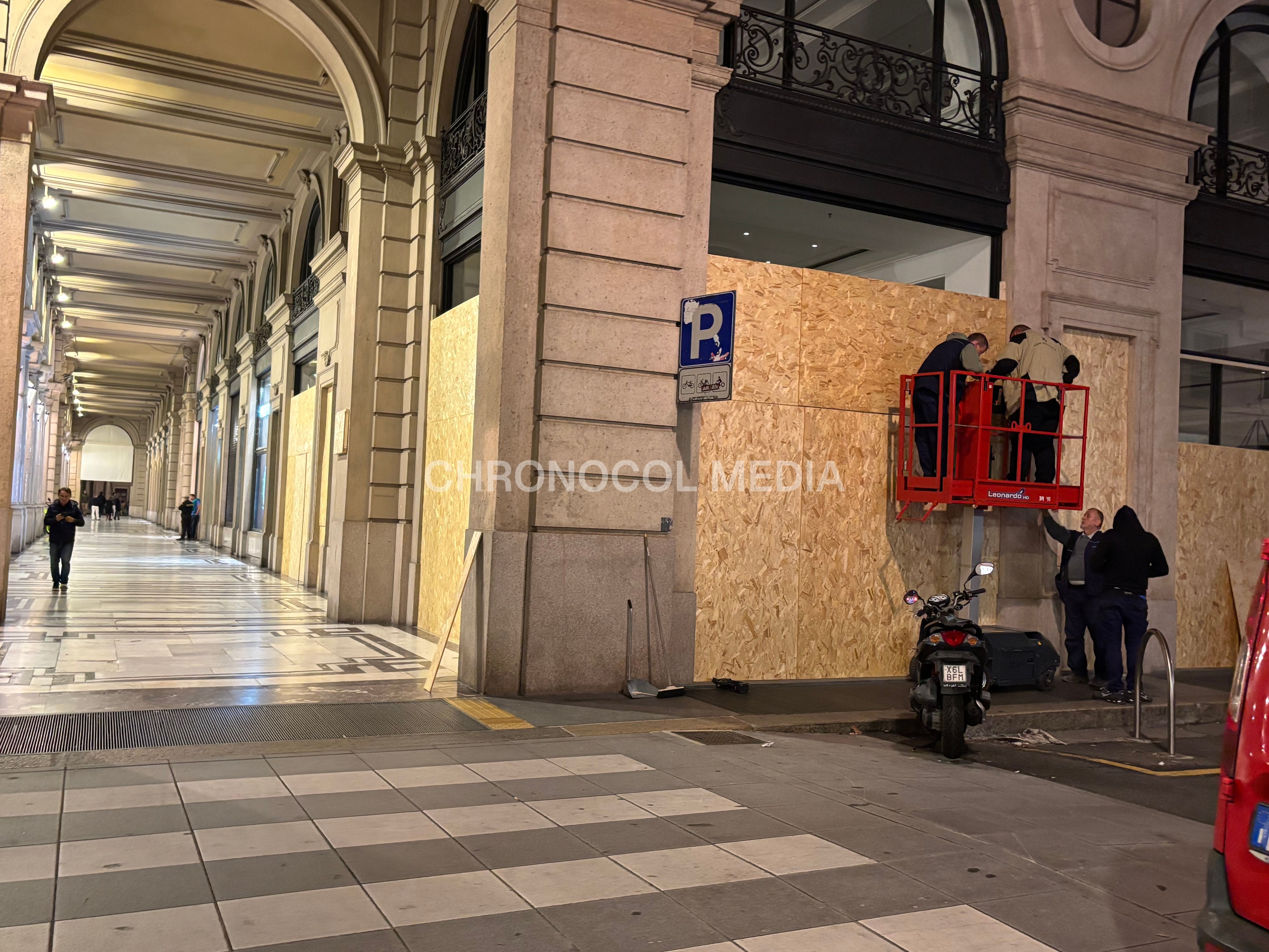 Warmes europäisches Herbst: ⚡️🇮🇹🚨 In Turin, an der Via Roma, übernehmen mehrere Luxusgeschäfte... 2