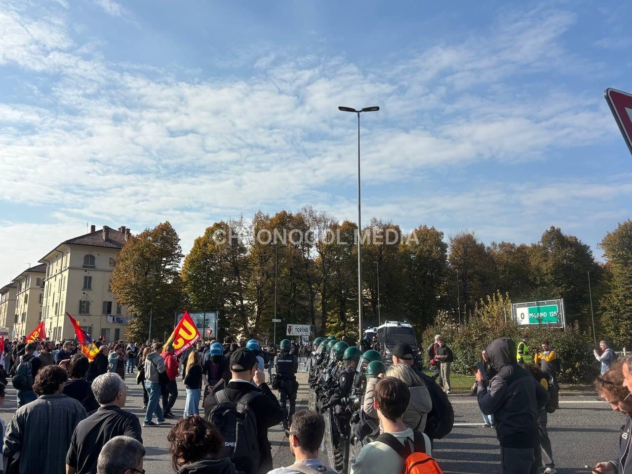 Proteste Caro Vita: ⚡️🇮🇹🚨 A Torino, il corteo contro il carovita, con USB alla testa d...