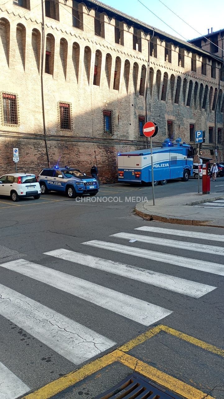 Italien: ⚡️🇮🇹🚨In Bologna findet ein intensiver Polizeieinsatz und Einsatz v... 3