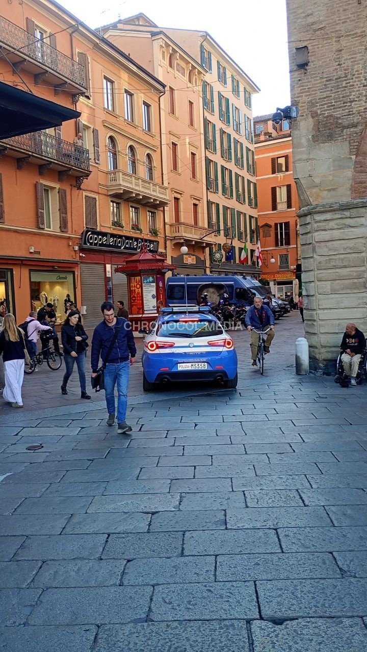 Italien: ⚡️🇮🇹🚨In Bologna findet ein intensiver Polizeieinsatz und Einsatz v... 2