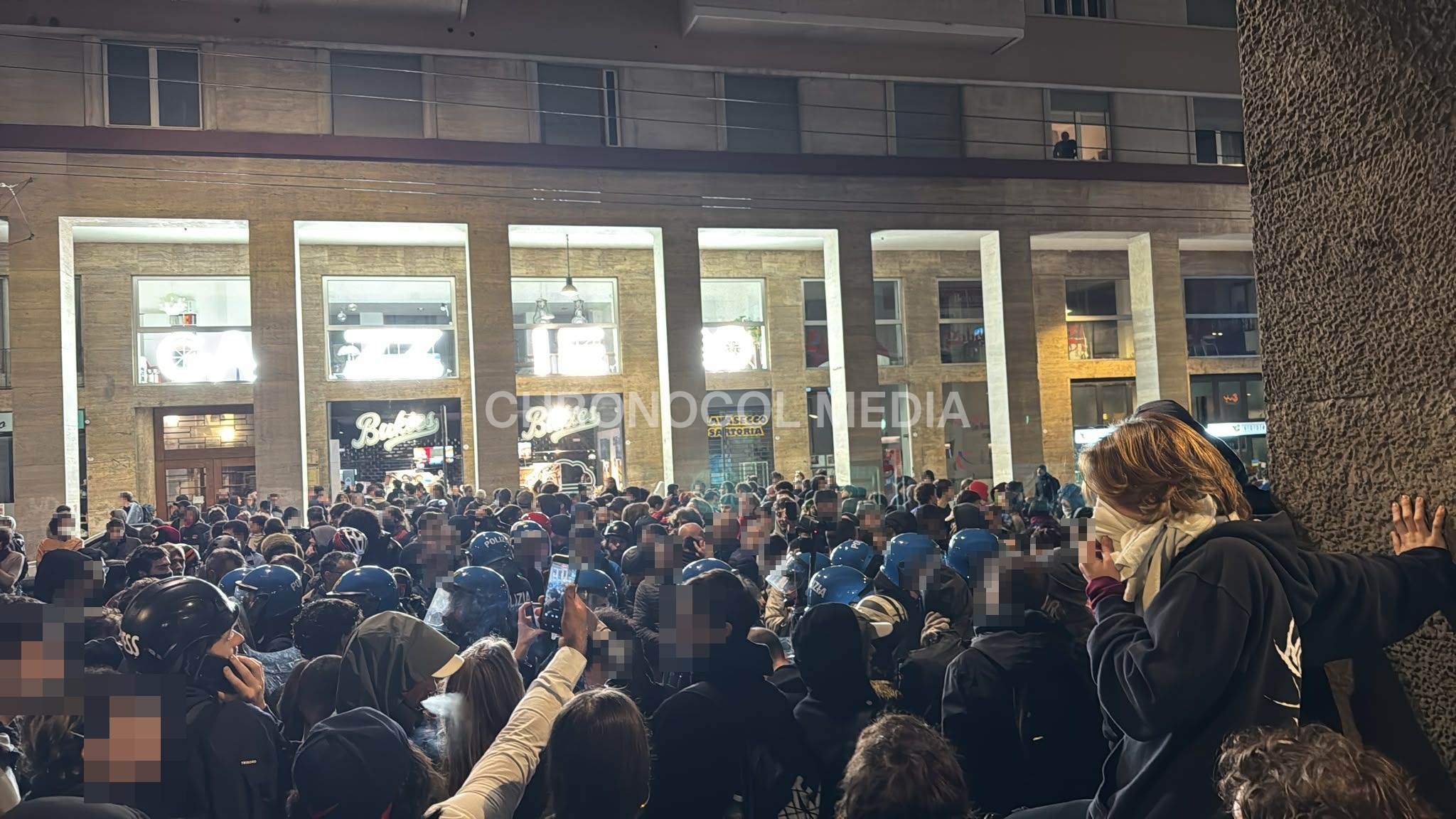 Protestas contra la carestía: ⚡️🇮🇹🚨 En Bolonia un joven fue golpeado en la cabeza mientras retom...