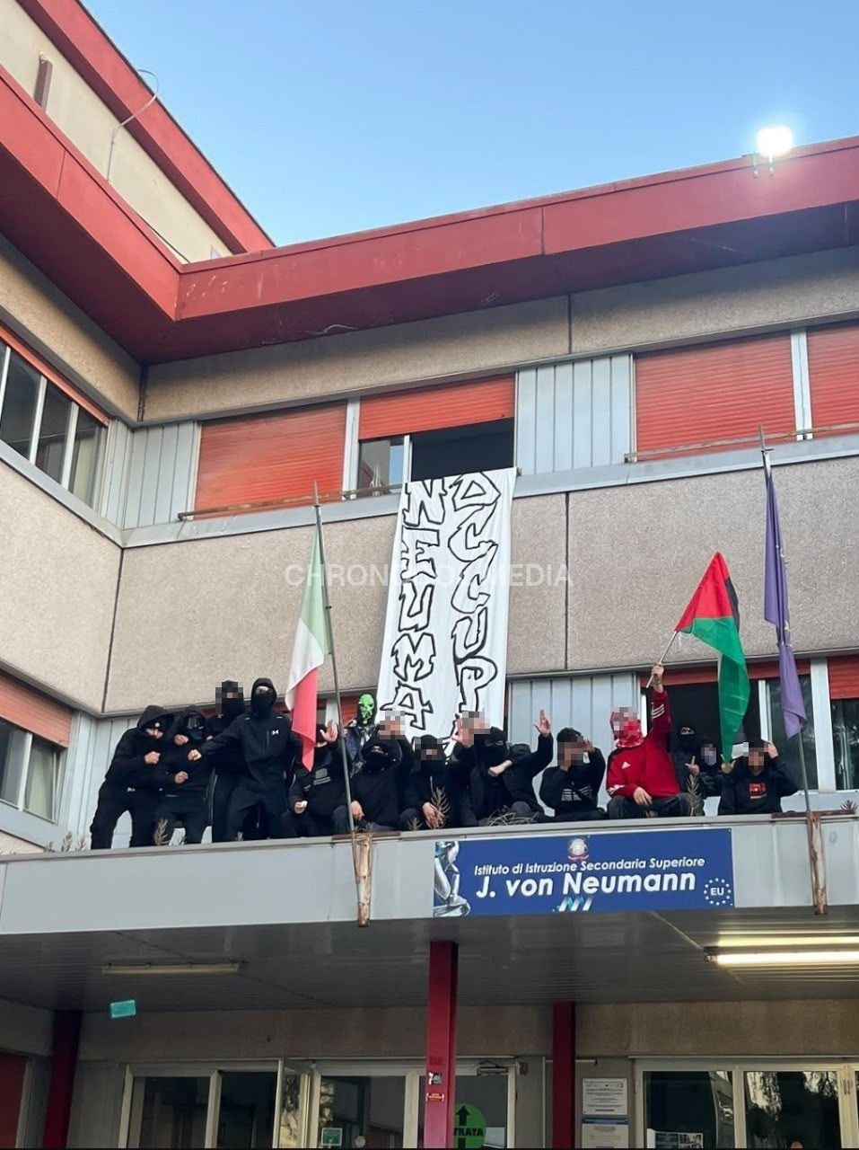 Proteste Caro Vita: ⚡️🇮🇹🔥A Roma stamattina sono stati occupato i licei Argan dopo 16 a...